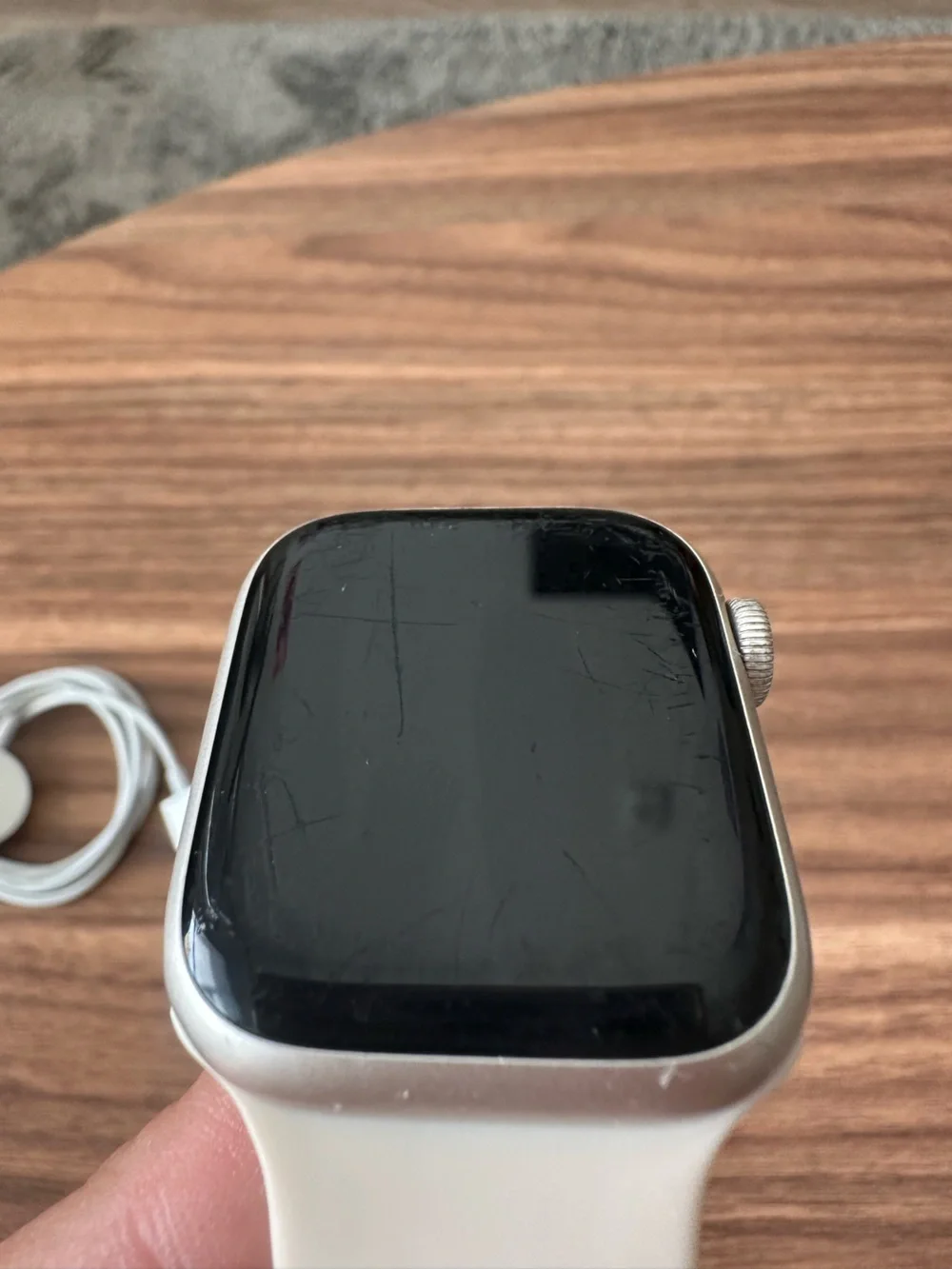 Apple Watch Series 8, 41mm, GPS + Cellular in Starlight.